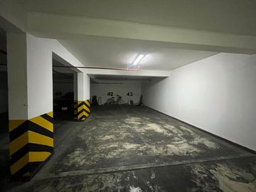 AMPLIO Y ACOGEDOR DEPARTAMENTO DE 3 DORMITORIOS 2 COCHERAS CON CUARTO Y BAÑO DE SERVICIO EN SANTIAGO DE SURCO