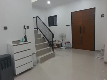 For Sale House in Dukuh Zamrud, Bekasi City, 3 Floors, Rooftop, Access to 2 Cars