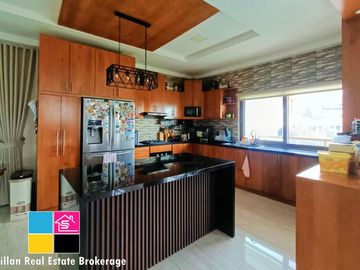 For Sale Overlooking House in Northridge Monterrazas de Cebu