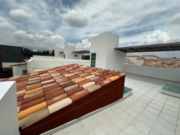 HERMOSA CASA NUEVA EN VENTA EN TOLUCA -CACALOMACAN, EN EL PRIMER CUADRO EN LA ZONA RESIDENCIAL CAMPESTRE