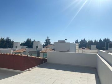 HERMOSA CASA NUEVA EN VENTA EN TOLUCA -CACALOMACAN, EN EL PRIMER CUADRO EN LA ZONA RESIDENCIAL CAMPESTRE