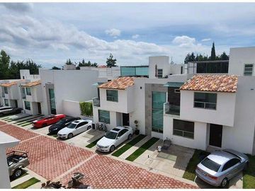 HERMOSA CASA NUEVA EN VENTA EN TOLUCA -CACALOMACAN, EN EL PRIMER CUADRO EN LA ZONA RESIDENCIAL CAMPESTRE
