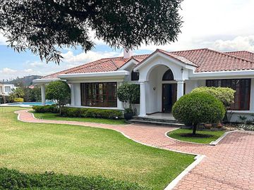 Casa 416 m2. de lujo + Piscina + Terreno 2.052 m2. (Sector Los Aromitos - Cumbayá)