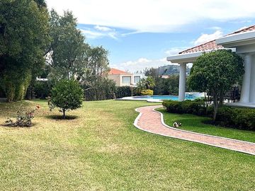 Casa 416 m2. de lujo + Piscina + Terreno 2.052 m2. (Sector Los Aromitos - Cumbayá)