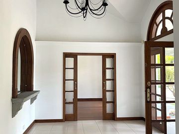 Casa 416 m2. de lujo + Piscina + Terreno 2.052 m2. (Sector Los Aromitos - Cumbayá)