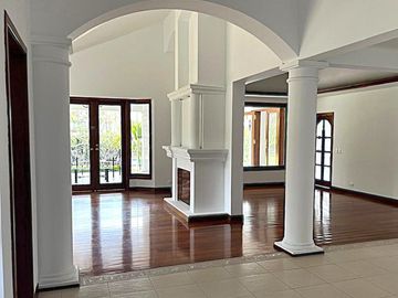 Casa 416 m2. de lujo + Piscina + Terreno 2.052 m2. (Sector Los Aromitos - Cumbayá)