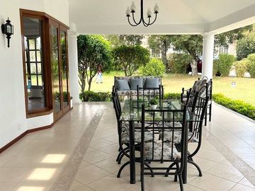 Casa 416 m2. de lujo + Piscina + Terreno 2.052 m2. (Sector Los Aromitos - Cumbayá)