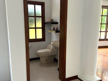 Casa 416 m2. de lujo + Piscina + Terreno 2.052 m2. (Sector Los Aromitos - Cumbayá)