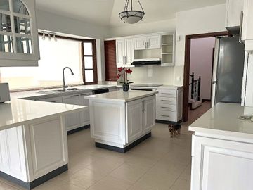 Casa 416 m2. de lujo + Piscina + Terreno 2.052 m2. (Sector Los Aromitos - Cumbayá)