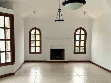 Casa 416 m2. de lujo + Piscina + Terreno 2.052 m2. (Sector Los Aromitos - Cumbayá)