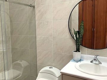 Casa 416 m2. de lujo + Piscina + Terreno 2.052 m2. (Sector Los Aromitos - Cumbayá)