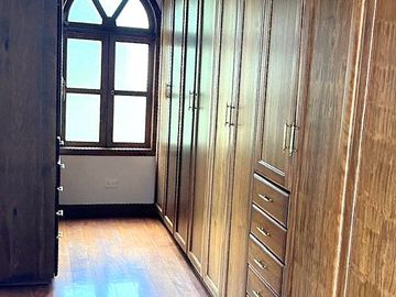 Casa 416 m2. de lujo + Piscina + Terreno 2.052 m2. (Sector Los Aromitos - Cumbayá)