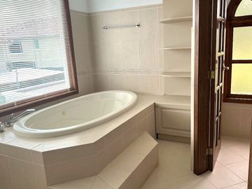 Casa 416 m2. de lujo + Piscina + Terreno 2.052 m2. (Sector Los Aromitos - Cumbayá)
