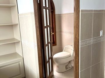 Casa 416 m2. de lujo + Piscina + Terreno 2.052 m2. (Sector Los Aromitos - Cumbayá)