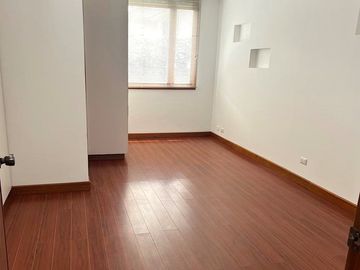Casa 416 m2. de lujo + Piscina + Terreno 2.052 m2. (Sector Los Aromitos - Cumbayá)