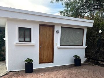 Casa 416 m2. de lujo + Piscina + Terreno 2.052 m2. (Sector Los Aromitos - Cumbayá)