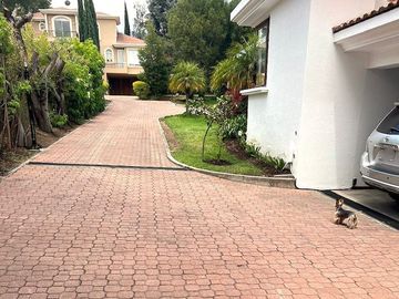 Casa 416 m2. de lujo + Piscina + Terreno 2.052 m2. (Sector Los Aromitos - Cumbayá)