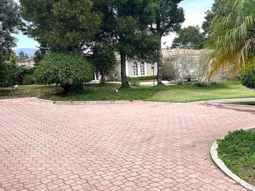 Casa 416 m2. de lujo + Piscina + Terreno 2.052 m2. (Sector Los Aromitos - Cumbayá)