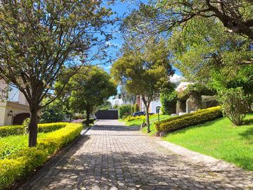 Casa 416 m2. de lujo + Piscina + Terreno 2.052 m2. (Sector Los Aromitos - Cumbayá)