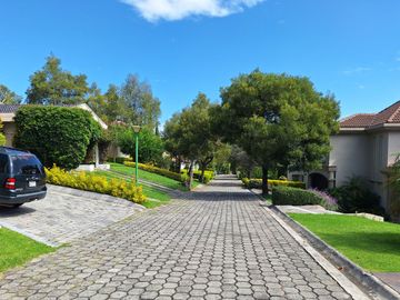 Casa 416 m2. de lujo + Piscina + Terreno 2.052 m2. (Sector Los Aromitos - Cumbayá)