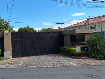 Casa 416 m2. de lujo + Piscina + Terreno 2.052 m2. (Sector Los Aromitos - Cumbayá)