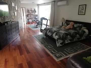 HERMOSA CASA EN CALLE EL PEÑÓN, URBANIZACIÓN LAS LOMAS DE LA PLANICIE. LIMITE DE A MOLINA Y CIENEGUILLA