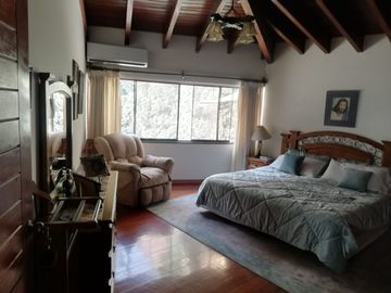 HERMOSA CASA EN CALLE EL PEÑÓN, URBANIZACIÓN LAS LOMAS DE LA PLANICIE. LIMITE DE A MOLINA Y CIENEGUILLA