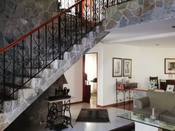 HERMOSA CASA EN CALLE EL PEÑÓN, URBANIZACIÓN LAS LOMAS DE LA PLANICIE. LIMITE DE A MOLINA Y CIENEGUILLA