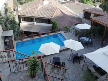 HERMOSA CASA EN CALLE EL PEÑÓN, URBANIZACIÓN LAS LOMAS DE LA PLANICIE. LIMITE DE A MOLINA Y CIENEGUILLA