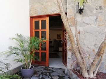 HERMOSA CASA EN CALLE EL PEÑÓN, URBANIZACIÓN LAS LOMAS DE LA PLANICIE. LIMITE DE A MOLINA Y CIENEGUILLA