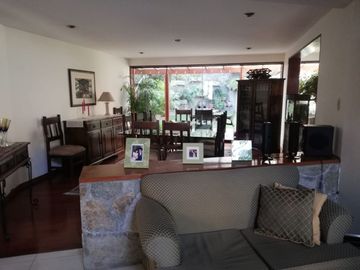 HERMOSA CASA EN CALLE EL PEÑÓN, URBANIZACIÓN LAS LOMAS DE LA PLANICIE. LIMITE DE A MOLINA Y CIENEGUILLA
