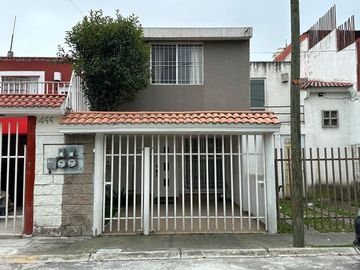 BONITA CASA EN VENTA EN CHAPULTEPEC, CON AMPLIACION