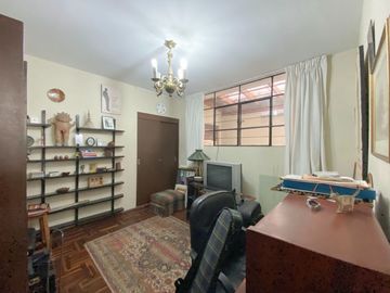 Vendo Casa a una cuadra de Av. 28 de Julio, zona segura y tranquila.