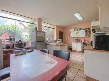 Vendo Casa a una cuadra de Av. 28 de Julio, zona segura y tranquila.