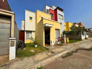 SE VENDE CASA DE 2 PISOS C/ ESTACIONAMIENTO EN VILLA CLUB 1, CARABAYLLO