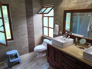 🌟¡En venta elegante casa en un entorno natural privilegiado!🌟