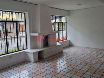 VENDO HERMOSA CASA DE 3 PISOS EN LOS OLIVOS