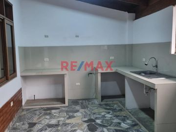 VENDO HERMOSA CASA DE 3 PISOS EN LOS OLIVOS