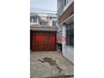 VENDO HERMOSA CASA DE 3 PISOS EN LOS OLIVOS