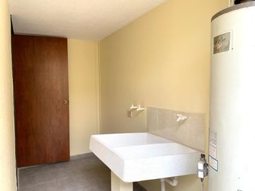 CASA EN VENTA TOTALMENTE REMODELADA.  ,3 RECAMARAS ESTUDIO EN PB CON BAÑO COMPLETO, (CUARTO DE SERVICIO), 45m2 de jardín trasero + pequeño jardín deco