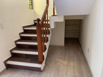 CASA EN VENTA TOTALMENTE REMODELADA.  ,3 RECAMARAS ESTUDIO EN PB CON BAÑO COMPLETO, (CUARTO DE SERVICIO), 45m2 de jardín trasero + pequeño jardín deco