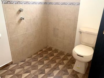 CASA EN VENTA TOTALMENTE REMODELADA.  ,3 RECAMARAS ESTUDIO EN PB CON BAÑO COMPLETO, (CUARTO DE SERVICIO), 45m2 de jardín trasero + pequeño jardín deco