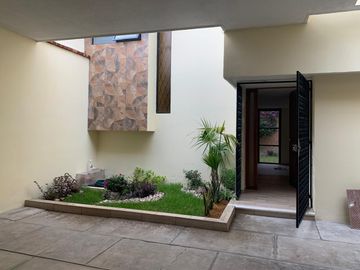 CASA EN VENTA TOTALMENTE REMODELADA.  ,3 RECAMARAS ESTUDIO EN PB CON BAÑO COMPLETO, (CUARTO DE SERVICIO), 45m2 de jardín trasero + pequeño jardín deco