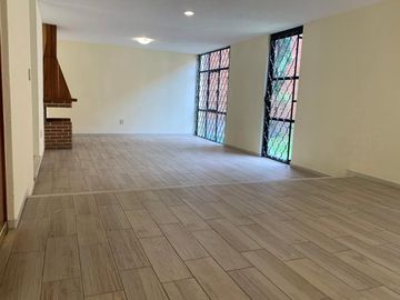 CASA EN VENTA TOTALMENTE REMODELADA.  ,3 RECAMARAS ESTUDIO EN PB CON BAÑO COMPLETO, (CUARTO DE SERVICIO), 45m2 de jardín trasero + pequeño jardín deco