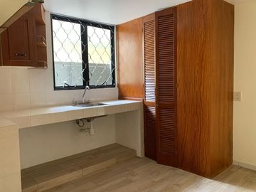 CASA EN VENTA TOTALMENTE REMODELADA.  ,3 RECAMARAS ESTUDIO EN PB CON BAÑO COMPLETO, (CUARTO DE SERVICIO), 45m2 de jardín trasero + pequeño jardín deco