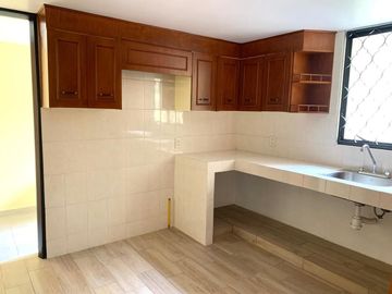 CASA EN VENTA TOTALMENTE REMODELADA.  ,3 RECAMARAS ESTUDIO EN PB CON BAÑO COMPLETO, (CUARTO DE SERVICIO), 45m2 de jardín trasero + pequeño jardín deco