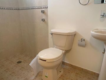 CASA EN VENTA TOTALMENTE REMODELADA.  ,3 RECAMARAS ESTUDIO EN PB CON BAÑO COMPLETO, (CUARTO DE SERVICIO), 45m2 de jardín trasero + pequeño jardín deco