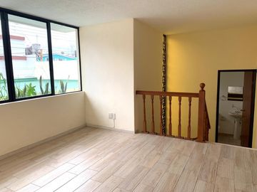 CASA EN VENTA TOTALMENTE REMODELADA.  ,3 RECAMARAS ESTUDIO EN PB CON BAÑO COMPLETO, (CUARTO DE SERVICIO), 45m2 de jardín trasero + pequeño jardín deco