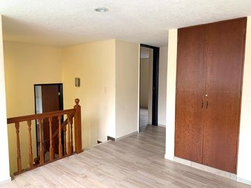 CASA EN VENTA TOTALMENTE REMODELADA.  ,3 RECAMARAS ESTUDIO EN PB CON BAÑO COMPLETO, (CUARTO DE SERVICIO), 45m2 de jardín trasero + pequeño jardín deco