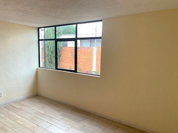 CASA EN VENTA TOTALMENTE REMODELADA.  ,3 RECAMARAS ESTUDIO EN PB CON BAÑO COMPLETO, (CUARTO DE SERVICIO), 45m2 de jardín trasero + pequeño jardín deco